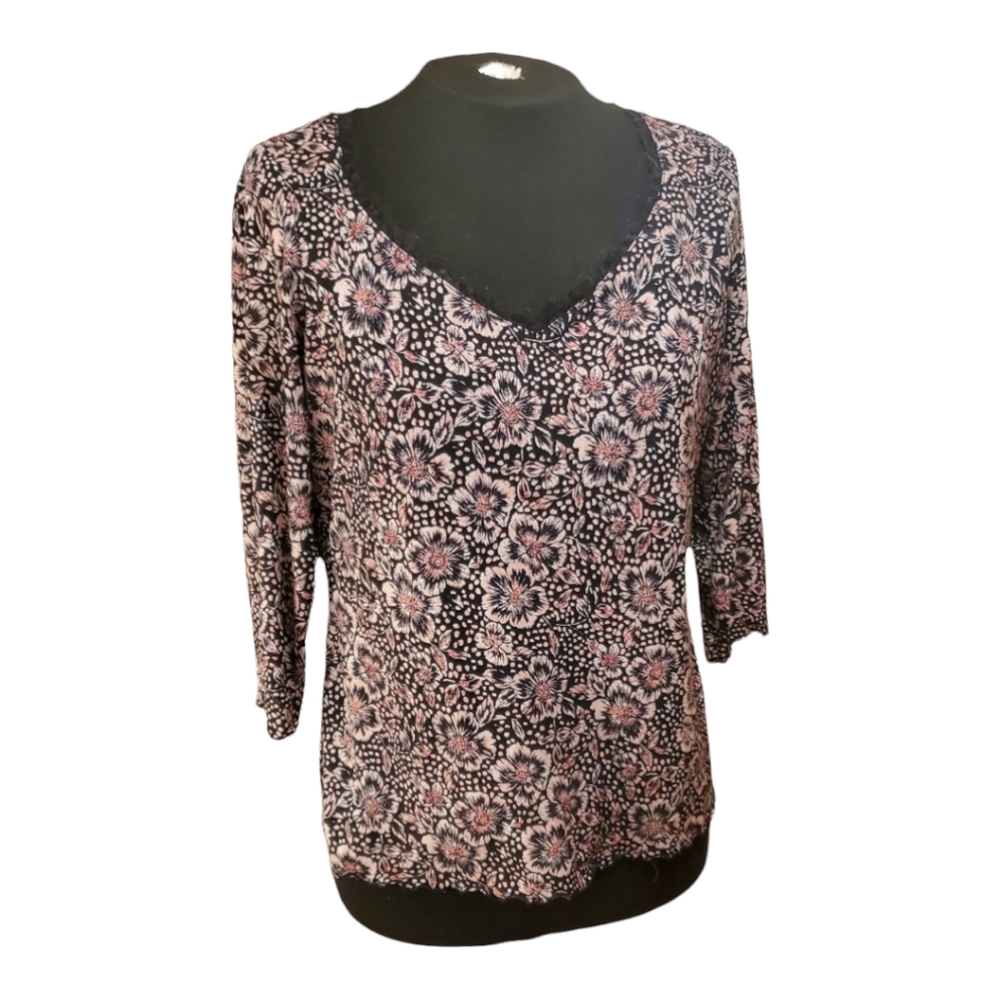 J. H. COLLECTIBLE TOP, SIZE LARGE, BLACK WITH FLORAL, HAS STRETCH TO IT